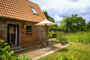 Langen JarchowにあるOasis Of Peace Near The Lakeのパティオ(テーブル、傘付)