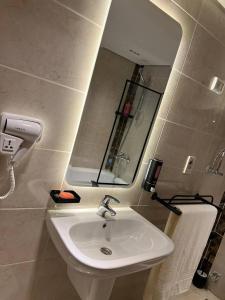 Ένα μπάνιο στο Nyoum New Cairo - Luxury Stay