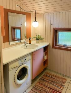 Ảnh trong thư viện ảnh của Virksund Home With Grounds And Hot Tub ở Højslev