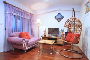 TV a/nebo společenská místnost v ubytování Free House B&B + 12 fotografií