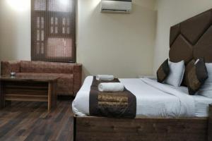 Postel nebo postele na pokoji v ubytování HOTEL SINGH CONTINETAL
