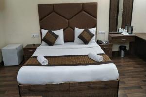 Postel nebo postele na pokoji v ubytování HOTEL SINGH CONTINETAL