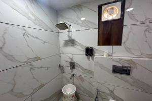 Koupelna v ubytování HOTEL SINGH CONTINETAL