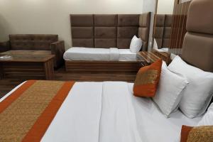 Postel nebo postele na pokoji v ubytování HOTEL SINGH CONTINETAL