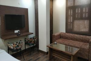 TV a/nebo společenská místnost v ubytování HOTEL SINGH CONTINETAL
