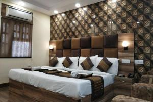 Postel nebo postele na pokoji v ubytování HOTEL SINGH CONTINETAL