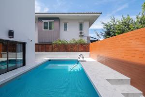 una piscina en el patio trasero de una casa en Psalms 23 Residence, en Bangkok