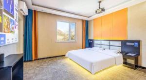 a bedroom with a large white bed and a window at Jun Hotel Beijing Miyun County Railway Station in Nanmujiayu