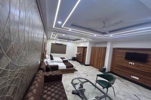 TV a/nebo společenská místnost v ubytování HOTEL SINGH CONTINETAL