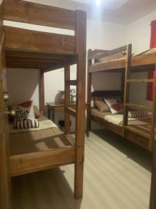 een kamer met 3 stapelbedden in een kamer bij Happy Feet Siargao Homestay -General Luna in General Luna