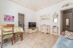 un soggiorno con un divano e un tavolo di La Casa del Paese a Favignana