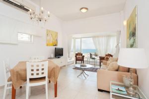 Zona d'estar a Bright and Charming 1BR Apt w Sea Views Near Shore with Shelter by Sea N' Rent