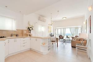 Cuina o zona de cuina de Bright and Charming 1BR Apt w Sea Views Near Shore with Shelter by Sea N' Rent