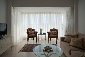 Zona d'estar a Bright and Charming 1BR Apt w Sea Views Near Shore with Shelter by Sea N' Rent