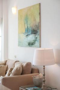 Zona d'estar a Bright and Charming 1BR Apt w Sea Views Near Shore with Shelter by Sea N' Rent