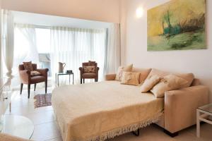 Zona d'estar a Bright and Charming 1BR Apt w Sea Views Near Shore with Shelter by Sea N' Rent