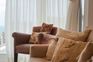 Zona d'estar a Bright and Charming 1BR Apt w Sea Views Near Shore with Shelter by Sea N' Rent
