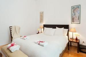 Llit o llits en una habitació de Bright and Charming 1BR Apt w Sea Views Near Shore with Shelter by Sea N' Rent