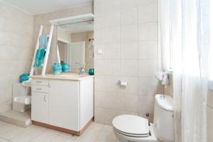 Bany a Bright and Charming 1BR Apt w Sea Views Near Shore with Shelter by Sea N' Rent