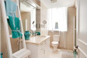Bany a Bright and Charming 1BR Apt w Sea Views Near Shore with Shelter by Sea N' Rent