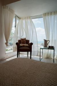 Zona d'estar a Bright and Charming 1BR Apt w Sea Views Near Shore with Shelter by Sea N' Rent