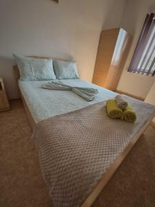 een slaapkamer met een bed met twee handdoeken erop bij Vila Republicii - Eforie Nord Centru in Eforie Nord