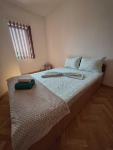 een bed met twee handdoeken in een slaapkamer bij Vila Republicii - Eforie Nord Centru in Eforie Nord