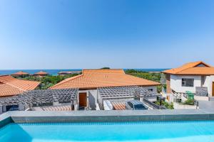 ein Blick auf den Pool vom Dach eines Hauses in der Unterkunft Oceans Edge 13, Zimbali Estate by Euphoric Leisure in Ballito