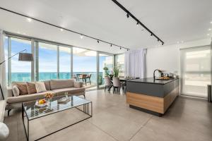 Dapur atau dapur kecil di Rooftop Jacuzzi Seafront Penthouse by Sea N' Rent