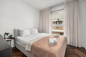 Katil atau katil-katil dalam bilik di Rooftop Jacuzzi Seafront Penthouse by Sea N' Rent