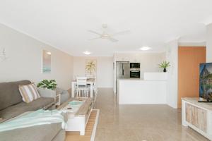 una sala de estar con un sofá y una mesa en By The C, en Gold Coast