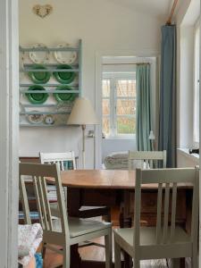 Køkken eller tekøkken på Thatched Cottage Near Dronningmølle Beach