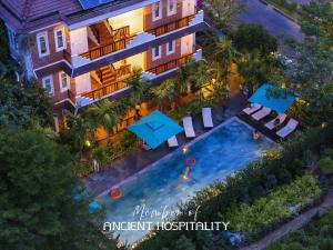 einen Blick über das Resort mit Pool in der Unterkunft Ancient Garden Boutique Hoi An in Hoi An