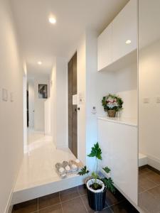 a hallway of a house with a shower and plants at 临近京瓷大阪巨蛋大正地铁站jr环状线站全新別墅 in Wada