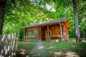 岩尼维利Les chalets du centre的树林中的小木屋,带围栏