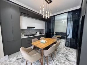 Η κουζίνα ή μικρή κουζίνα στο Modern Spaces Tashkent Tower 4