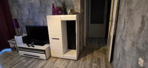 Un centro de entretenimiento blanco con un televisor y una computadora. en Katedra Gorzów, en Gorzów Wielkopolski