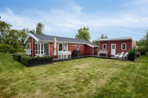 Κήπος έξω από το Red House By Fyn's Coast Awaits Cosiness