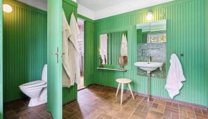 Koupelna v ubytování Experience 'The Old Smithy' Near Faxe Bay + 17 fotografií