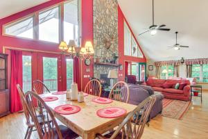 Χώρος καθιστικού στο Pisgah National Forest On-Site Home in Burnsville