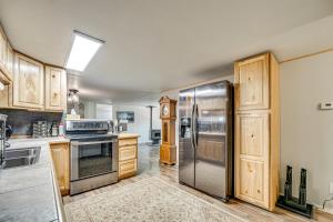 Η κουζίνα ή μικρή κουζίνα στο Cle Elum Cabin Spacious Yard with ATV Trail Access!