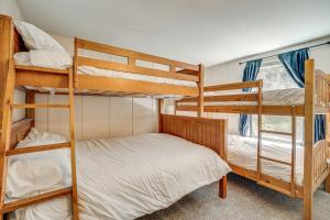 Ένα ή περισσότερα κρεβάτια σε δωμάτιο στο Cle Elum Cabin Spacious Yard with ATV Trail Access!