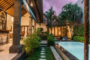 a house with a swimming pool in a yard at Villa Linda, Canggu, 3BR Pool, 3 min to FINNS in Canggu