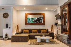 a living room with a couch and a table at Villa Linda, Canggu, 3BR Pool, 3 min to FINNS in Canggu