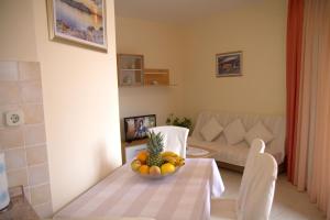 uma sala de estar com uma mesa com uma taça de fruta em Villa Marica Primošten em Primošten