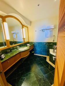 Koupelna v ubytování Ocean View Studio Apartment Surfers Paradise - Free Parking
