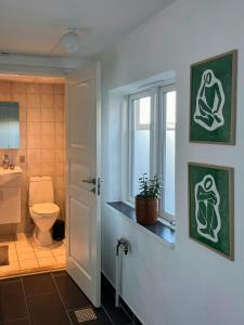 Koupelna v ubytování Charming Town House In Thyborøn Near The North Sea