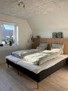 Postel nebo postele na pokoji v ubytování Charming Town House In Thyborøn Near The North Sea