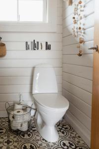 Un baño con inodoro blanco y ventana. en Grandma's House By Limfjord And Fur, en Roslev 21 fotos más