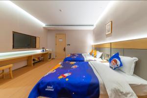 Postel nebo postele na pokoji v ubytování Guyuan Golden Garden Hotel